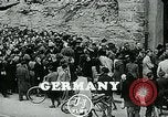 Standbild lange Warteschlangen Deutschland, 1947, aus Sekunde 7 historischem Filmmaterial Videoclip 65675040650