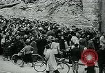 Standbild lange Warteschlangen Deutschland, 1947, aus Sekunde 8 historischem Filmmaterial Videoclip 65675040650