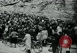 Standbild lange Warteschlangen Deutschland, 1947, aus Sekunde 9 historischem Filmmaterial Videoclip 65675040650