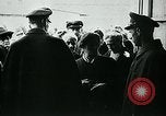 Standbild lange Warteschlangen Deutschland, 1947, aus Sekunde 10 historischem Filmmaterial Videoclip 65675040650