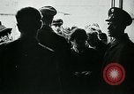 Standbild lange Warteschlangen Deutschland, 1947, aus Sekunde 11 historischem Filmmaterial Videoclip 65675040650