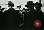 Standbild lange Warteschlangen Deutschland, 1947, aus Sekunde 12 historischem Filmmaterial Videoclip 65675040650