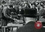 Standbild lange Warteschlangen Deutschland, 1947, aus Sekunde 13 historischem Filmmaterial Videoclip 65675040650