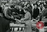 Standbild lange Warteschlangen Deutschland, 1947, aus Sekunde 14 historischem Filmmaterial Videoclip 65675040650