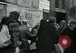 Standbild lange Warteschlangen Deutschland, 1947, aus Sekunde 15 historischem Filmmaterial Videoclip 65675040650