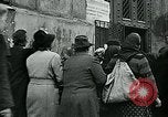 Standbild lange Warteschlangen Deutschland, 1947, aus Sekunde 16 historischem Filmmaterial Videoclip 65675040650