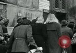 Standbild lange Warteschlangen Deutschland, 1947, aus Sekunde 17 historischem Filmmaterial Videoclip 65675040650