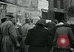 Standbild lange Warteschlangen Deutschland, 1947, aus Sekunde 18 historischem Filmmaterial Videoclip 65675040650