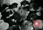 Standbild lange Warteschlangen Deutschland, 1947, aus Sekunde 19 historischem Filmmaterial Videoclip 65675040650