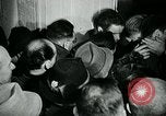 Standbild lange Warteschlangen Deutschland, 1947, aus Sekunde 20 historischem Filmmaterial Videoclip 65675040650