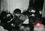 Standbild lange Warteschlangen Deutschland, 1947, aus Sekunde 21 historischem Filmmaterial Videoclip 65675040650