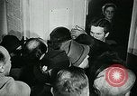 Standbild lange Warteschlangen Deutschland, 1947, aus Sekunde 22 historischem Filmmaterial Videoclip 65675040650