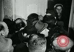 Standbild lange Warteschlangen Deutschland, 1947, aus Sekunde 23 historischem Filmmaterial Videoclip 65675040650