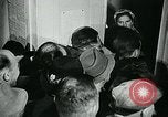 Standbild lange Warteschlangen Deutschland, 1947, aus Sekunde 24 historischem Filmmaterial Videoclip 65675040650