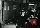Standbild lange Warteschlangen Deutschland, 1947, aus Sekunde 25 historischem Filmmaterial Videoclip 65675040650