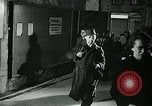 Standbild lange Warteschlangen Deutschland, 1947, aus Sekunde 26 historischem Filmmaterial Videoclip 65675040650