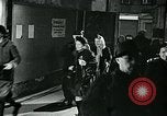 Standbild lange Warteschlangen Deutschland, 1947, aus Sekunde 27 historischem Filmmaterial Videoclip 65675040650