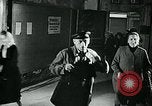 Standbild lange Warteschlangen Deutschland, 1947, aus Sekunde 28 historischem Filmmaterial Videoclip 65675040650