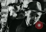 Standbild lange Warteschlangen Deutschland, 1947, aus Sekunde 29 historischem Filmmaterial Videoclip 65675040650