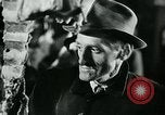 Standbild lange Warteschlangen Deutschland, 1947, aus Sekunde 30 historischem Filmmaterial Videoclip 65675040650