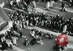 Standbild lange Warteschlangen Deutschland, 1947, aus Sekunde 33 historischem Filmmaterial Videoclip 65675040650