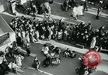 Standbild lange Warteschlangen Deutschland, 1947, aus Sekunde 34 historischem Filmmaterial Videoclip 65675040650