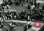 Standbild lange Warteschlangen Deutschland, 1947, aus Sekunde 37 historischem Filmmaterial Videoclip 65675040650