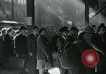 Standbild lange Warteschlangen Deutschland, 1947, aus Sekunde 40 historischem Filmmaterial Videoclip 65675040650