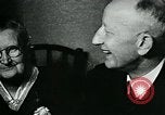 Standbild Opoe Herfst Holland Niederlande, 1947, aus Sekunde 15 historischem Filmmaterial Videoclip 65675040654