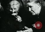 Standbild Opoe Herfst Holland Niederlande, 1947, aus Sekunde 17 historischem Filmmaterial Videoclip 65675040654