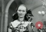 Standbild Fashion Show München Deutschland, 1951, aus Sekunde 1 historischem Filmmaterial Videoclip 65675040660