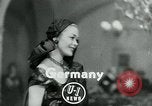 Standbild Fashion Show München Deutschland, 1951, aus Sekunde 3 historischem Filmmaterial Videoclip 65675040660