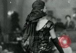 Standbild Fashion Show München Deutschland, 1951, aus Sekunde 4 historischem Filmmaterial Videoclip 65675040660