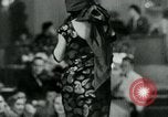 Standbild Fashion Show München Deutschland, 1951, aus Sekunde 5 historischem Filmmaterial Videoclip 65675040660