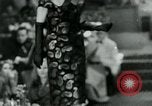 Standbild Fashion Show München Deutschland, 1951, aus Sekunde 6 historischem Filmmaterial Videoclip 65675040660