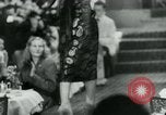 Standbild Fashion Show München Deutschland, 1951, aus Sekunde 7 historischem Filmmaterial Videoclip 65675040660