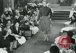 Standbild Fashion Show München Deutschland, 1951, aus Sekunde 8 historischem Filmmaterial Videoclip 65675040660
