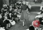 Standbild Fashion Show München Deutschland, 1951, aus Sekunde 9 historischem Filmmaterial Videoclip 65675040660