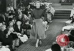 Standbild Fashion Show München Deutschland, 1951, aus Sekunde 10 historischem Filmmaterial Videoclip 65675040660
