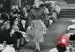 Standbild Fashion Show München Deutschland, 1951, aus Sekunde 11 historischem Filmmaterial Videoclip 65675040660