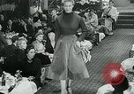 Standbild Fashion Show München Deutschland, 1951, aus Sekunde 12 historischem Filmmaterial Videoclip 65675040660