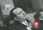 Standbild Fashion Show München Deutschland, 1951, aus Sekunde 13 historischem Filmmaterial Videoclip 65675040660