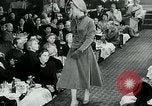 Standbild Fashion Show München Deutschland, 1951, aus Sekunde 15 historischem Filmmaterial Videoclip 65675040660