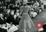 Standbild Fashion Show München Deutschland, 1951, aus Sekunde 16 historischem Filmmaterial Videoclip 65675040660