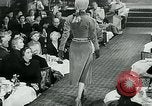 Standbild Fashion Show München Deutschland, 1951, aus Sekunde 17 historischem Filmmaterial Videoclip 65675040660