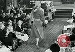 Standbild Fashion Show München Deutschland, 1951, aus Sekunde 18 historischem Filmmaterial Videoclip 65675040660