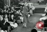 Standbild Fashion Show München Deutschland, 1951, aus Sekunde 19 historischem Filmmaterial Videoclip 65675040660
