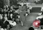 Standbild Fashion Show München Deutschland, 1951, aus Sekunde 20 historischem Filmmaterial Videoclip 65675040660