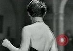 Standbild Fashion Show München Deutschland, 1951, aus Sekunde 24 historischem Filmmaterial Videoclip 65675040660
