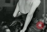 Standbild Fashion Show München Deutschland, 1951, aus Sekunde 25 historischem Filmmaterial Videoclip 65675040660